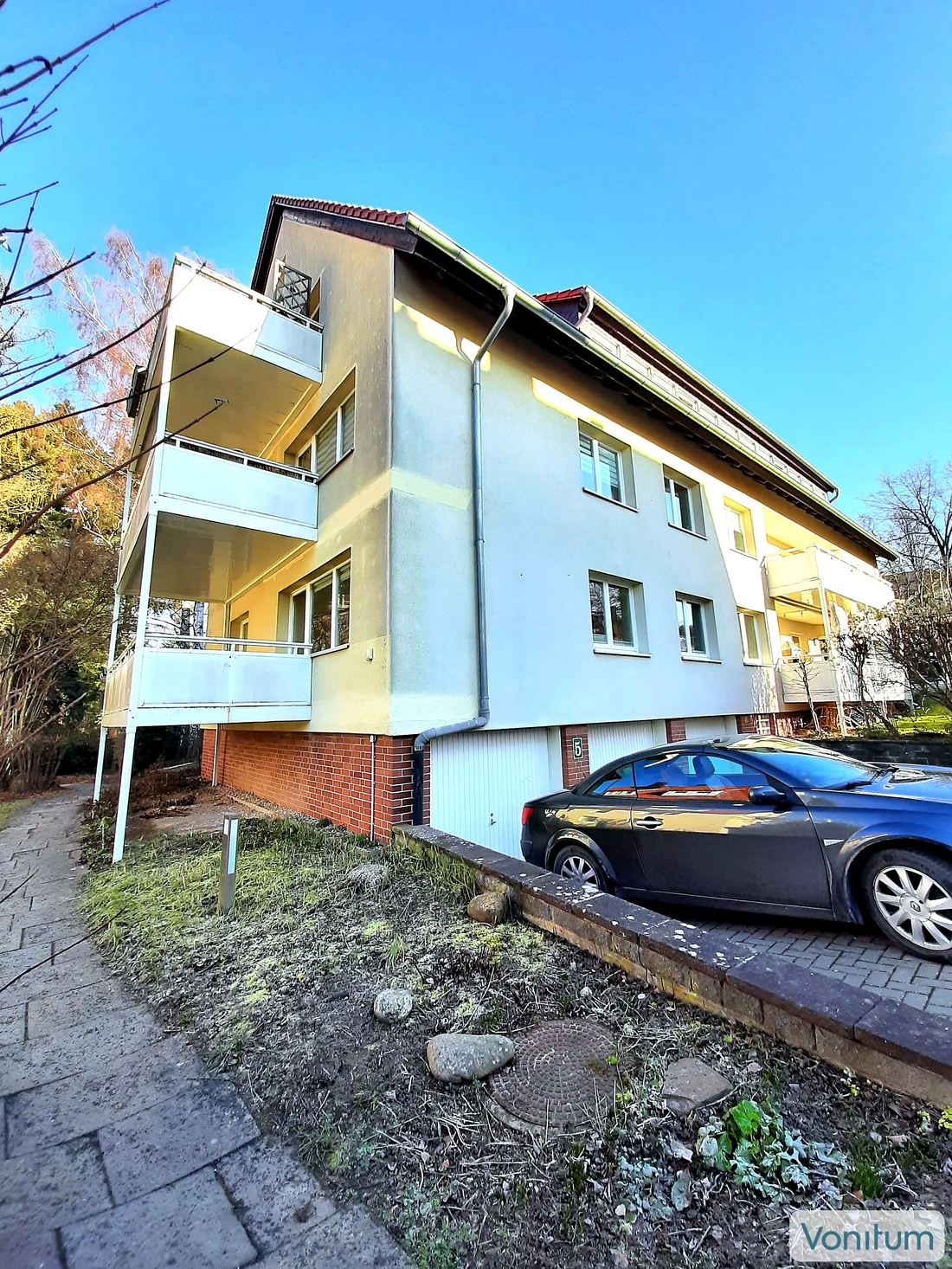 Gebäude von der Straßenseite