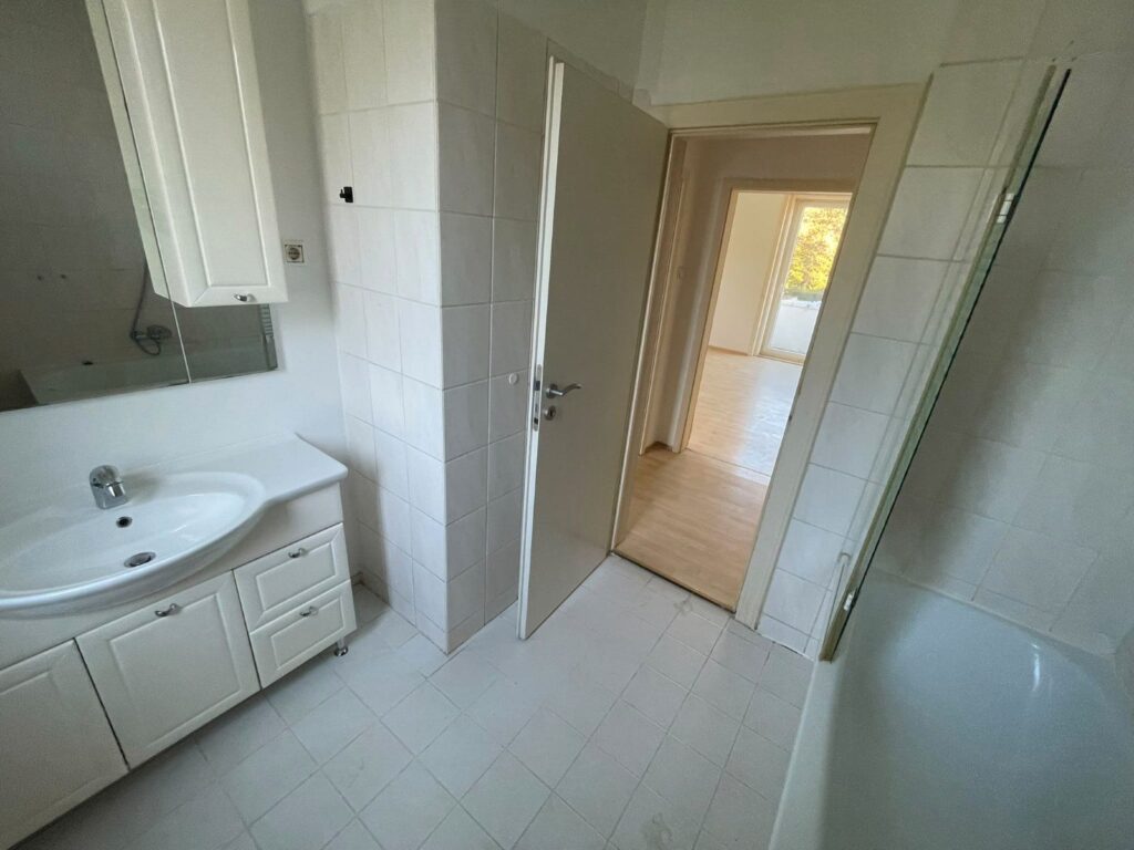 3-Zimmer-Wohnung mit 2 Balkonen & Einbauküche – Bild 7